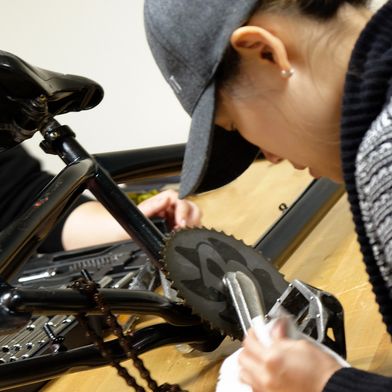 Ingenieurskunst zum Anfassen: Die Kombination aus digitalen Tools und handwerklicher Problemlösung bereitet die nächste Generation von MINT-Absolventen auf die Industrie von morgen vor. (Bild: Stratasys)