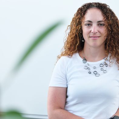 Meilenstein für die Systemsicherheit: Prof. Dr. Martina Maggio von der Universität des Saarlandes erhält für ihr Projekt SCARF einen ERC Advanced Grant. Mit einer Fördersumme von bis zu 2,5 Millionen Euro erforscht sie über die nächsten fünf Jahre, wie kritische Timing-Fehler in autonomen Systemen – von Robotern bis hin zu Raumfahrzeugen – künftig zuverlässig verhindert werden können. (Bild: © Thorsten Mohr/UdS)