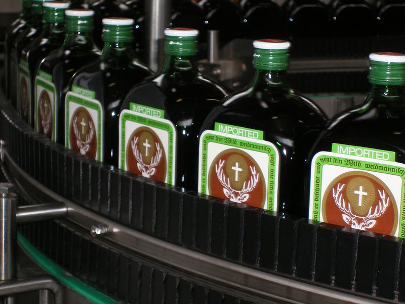 20000 0,7 l Flaschen Jägermeister werden stündlich bei Mast-Jägermeister am Standort Wolfenbüttel/Linden abgefüllt. Die Druckluft dient zum Reinigen der Flaschen vor der Befüllung. Bild: Compair (Archiv: Vogel Business Media)