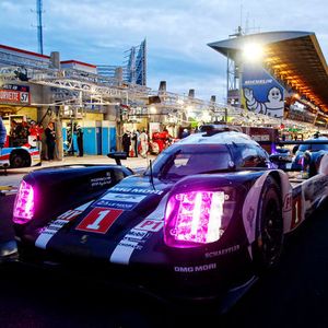 Porsche gewann das Rennen in Le Mans auf den letzten Kilometern und profitierte vom technischen Pech des bis dahin führenden Toyota.