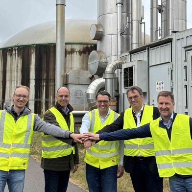Besiegelten den Kauf der Biogasanlage Hallertau: Tim Hünermann, Asset Manager Vorn Bioenergy, Franz Högl, Geschäftsführer Högl Kompost- und Recycling, Jörg Lennertz, CEO Vorn Bioenergy, Dr. Erich Lehmair, Vorstandsvorsitzender HVG Hopfenverwertungsgenossenschaft, und Gerald Marunde, Senior Manager Mergers & Acquisitions Vorn Bioenergy (von links).  (Bild: Vorn Bioenergy)