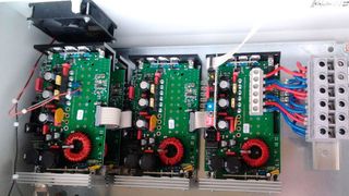 Der Solarregler SMR2000 MPPT besteht aus 4 Basiseinheiten zu je 500 W bzw. 20 A Maximalstrom. Der Strom wird aufgrund der Strombalanceregelung gleichmäßig auf die 4 Einheiten verteilt.  (Schams Electronic)