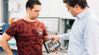 Schritt für Schritt zu Industrie 4.0: Mitarbeiter Kai Watts testet gemeinsam mit Geschäftsführer Heinz-Dieter Finke derzeit Tablets in der Fertigung der Schaltanlagenbau Westermann. Ein komplett digitales Abbild und eine intuitive Fertigungs-Anleitung erleichtern die Arbeit. (Michael Adamski)
