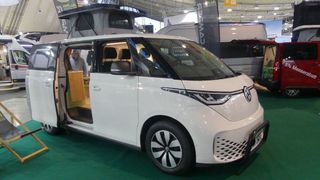 Auf der Stuttgarter Freizeitmesse CMT war ein erster Camper-Ausbau für den ID Buzz zu finden. (Bild: Michael Lennartz/sp-x)