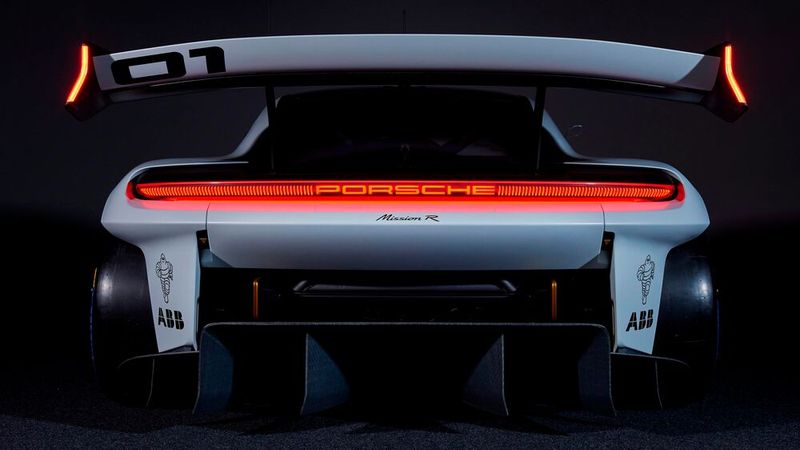 Für den Renneinsatz wurde eine vergleichsweise leichte und kleine Batterie mit einer Kapazität von 80 kWh eingebaut. (Bild: Porsche)