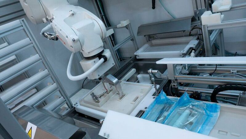 Unermüdlich jongliert der Kuka-Roboter KR 6 Agilus in einer verglasten Zelle mit den zahnmedizinischen Instrumenten und wird von den Patienten bewundert.