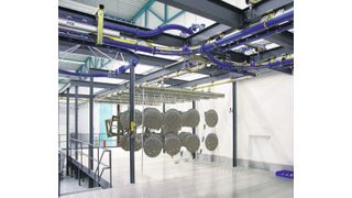 Helm-Fördertechnik bei der Arbeit in einer Oberflächenbeschichtungsanlage. Bild: Helm (Archiv: Vogel Business Media)