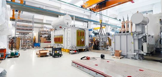 An drei Fertigungsstandorten beschäftigt Specialtrasfo insgesamt 130 Mitarbeitende. (Bild:  ABB)