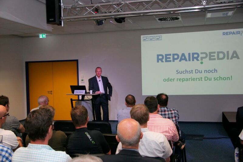ZKF-Präsident Peter Börner erläuterte den Workshopteilnehmern die Inhalte des Onlineportals Repair Pedia. (Klasing)