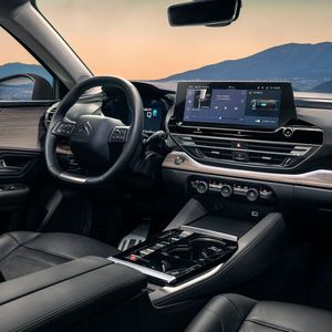 Der mittige Touchscreen ist mit 12-Zoll-Bildschirmdiagonale großzügig dimensioniert.(Bild:  Citroën)
