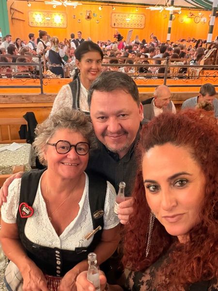 Besa (IT-BUSINESS) und Gerit Günther (ACER) trinken auf die Kellnerin Rosi, die ihr 33. Wiesn-Jubiläum feiert. (Bild: Vogel IT-Medien)
