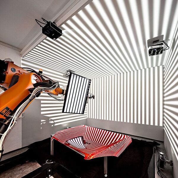 Die deflektometrische Messmethode erlaubt auch die Inspektion großer Bauteile mit spiegelnden Oberflächen. (Bild: Manfred Zentsch/Fraunhofer IOSB)