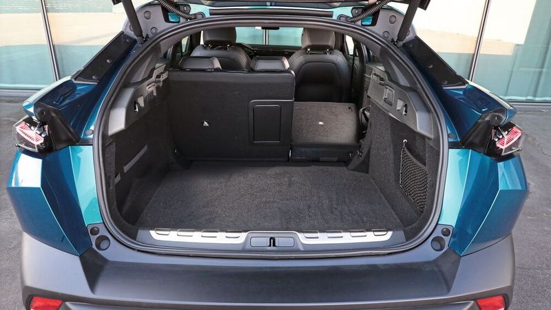 Das Ladevolumen beträgt maximal 1.611 Liter. Die Preise für das Auto sind noch nicht bekannt. (Bild: Stellantis)
