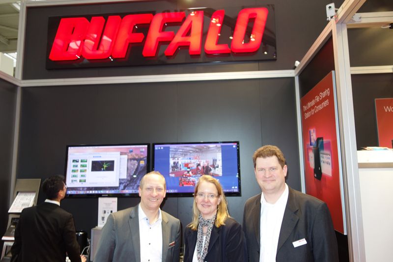 (v. l.) Mirko Rusch mit neuer Kollegin Annette Scheffler und Stephan Rose, Buffalo (Bild: IT-BUSINESS)