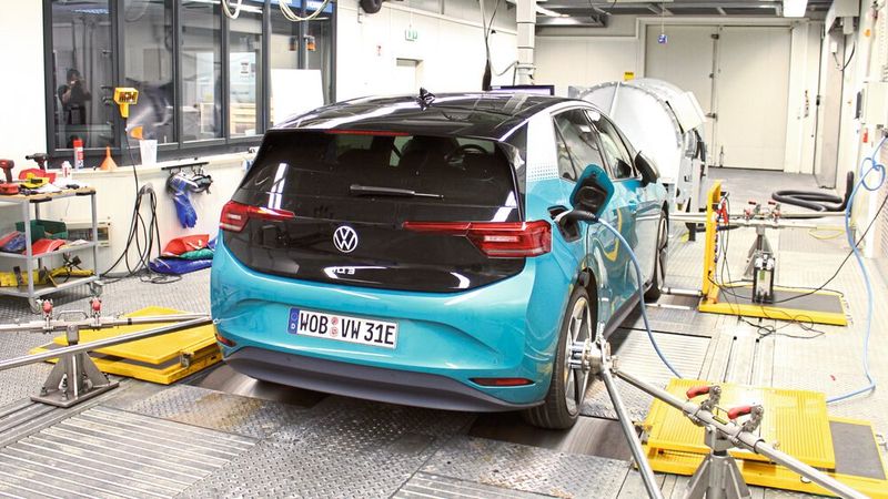 Seit 2010 beschäftigt sich der ADAC mit Elektroautos. Zwischen dem ersten Elektroauto eines Großserienherstellers, dem Mitsubishi i-MieV, und heutigen E-Fahrzeugen (im Bild der VW ID-3) liegen Welten. Doch es gibt noch viel zu tun. Immer noch zu wünschen übrig lässt etwa die Wintertauglichkeit von Elektroautos. (Bild: ADAC)