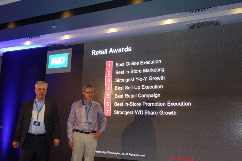  (l.) Jean-Charles Herpeux, VP Worldwide Content Solution und Jim Welsh, Executive VP & GM Content Solution Business Group, WD verliehen 7x Retail Awards (IT-BUSINESS)