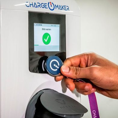 Der Aufbau eigener Ladeinfrastruktur bringt für die Verantwortlichen in den Unternehmen  nicht nur den initialen planerischen und baulichen Aufwand mit sich, sondern erfordert danach auch die Umsetzung neuer Prozesse, die rund um das Laden von Dienstfahrzeugen entstehen. (Bild: Ulrich Schepp)