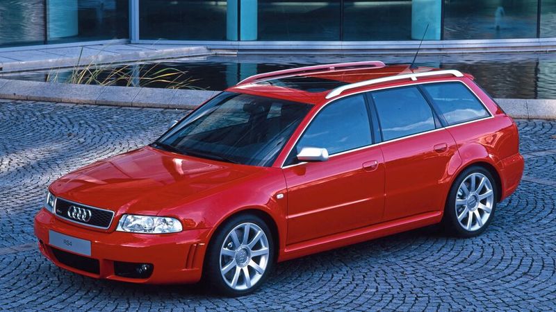 Der RS4 Avant (B5) war das erste echte RS-Modell der Audi-Sport-Division. Er erschien Ende 1999 als Nachfolger des RS2 und wurde bis Herbst 2001 hergestellt. Er hatte einen 2,7-Liter-Bi-Turbo-V6-Motor mit 280 kW (380 PS) unter der Haube. Die zweite im Sommer 2005 erschienene Generation war mit einem 4,2-Liter-V8-Hochdrehzahlmotor mit 309 kW (420 PS) ohne Turbolader ausgestattet.  (Bild: Audi AG)