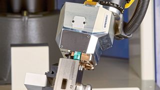 Im Roboter flexibler Greifer für Werkstücke unterschiedlicher Abmessungen ....   (Gressel / Chris Mansfield)