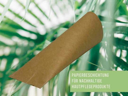 Was man hier sieht, ist ein erdölfrei nachhaltig beschichtetes Papier, das als Verpackung für Kosmetik dienen kann. Dabei spielten am Fraunhofer ISC entwickelte, biobasierten Ormocere eine Hauptrolle. Weitere Projektpartner waren Polymaris, das IPC und Albea.(Bild:  ISC / K. Selsam)