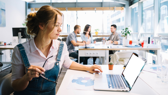 Die Arbeitsplatzgestaltung mit digitalen Technologien bringt einige Vorteile mit sich.(Bild:  freepik.com)