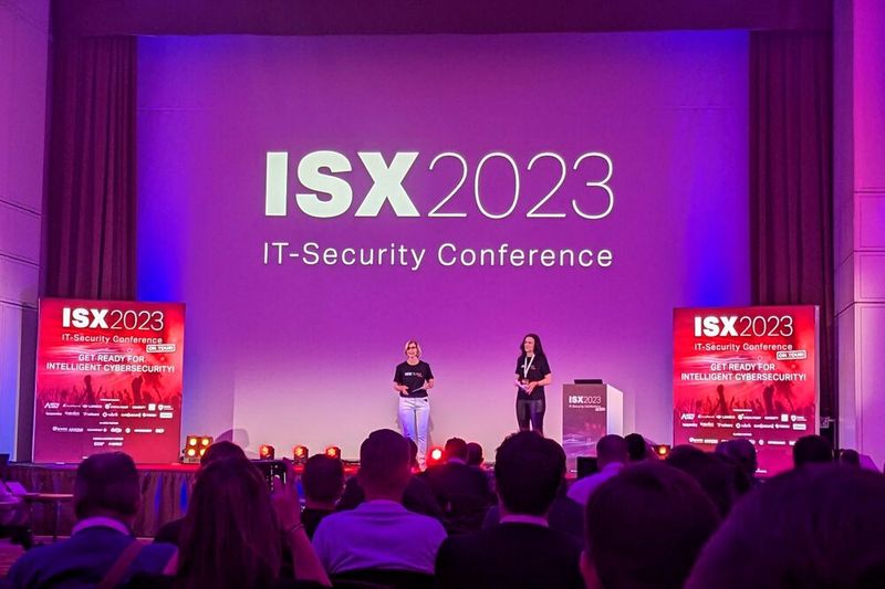 Daniela Schilling und Svenja Mohn, Vogel IT-Akademie, begrüßten die TeilnehmerInnen der ISX IT-Security Conference 2023 in Hamburg und stimmten sie auf einen spannenden Tag ein. (Bild: Vogel IT-Akademie)