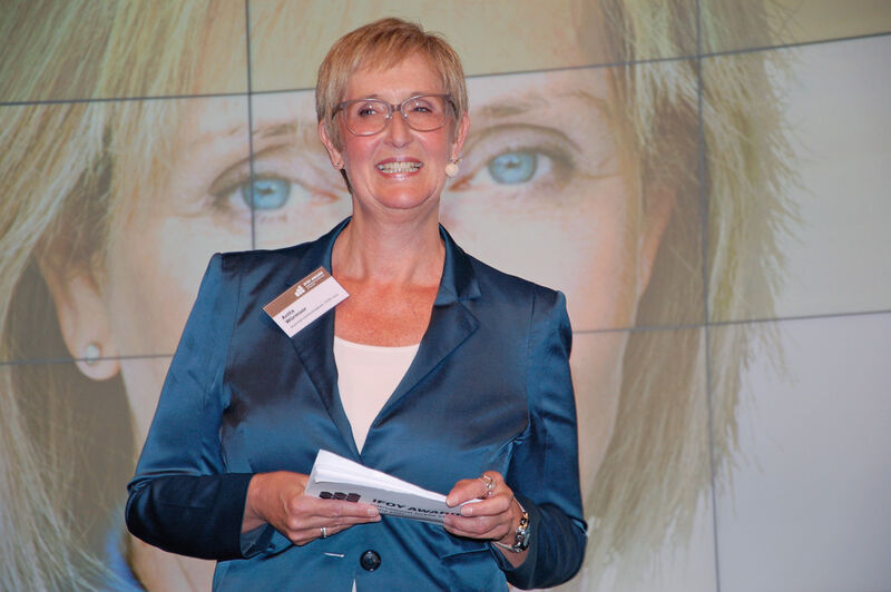 IFOY-Jury-Vorsitzende Anita Würmser führte gewohnt Nomenklatur-sicher durch den Abend der IFOY-Preisverleihung in der Münchener BMW-Welt. (Bild: Maienschein)