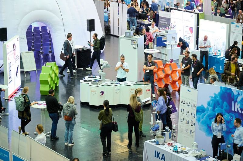 Mittelpunkt der diesjährigen LAB-SUPPLY in Augsburg war eine Use Case der Firma SmartLab Solutions und verschiedener Partner, der eine digitalisierten Laborprozess in die Augsburger Messehalle brachte.    Mehr Infos zu den kommenden LAB-SUPPLY-Messen finden Sie auf www.lab-supply.info (Bild: EYE AM CHRIS)