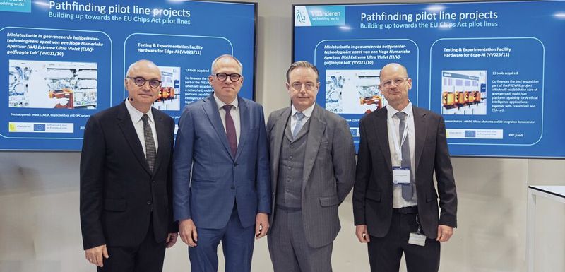 imec-CEO Luc van den hove (links) zusammen mit Matthias Diependaele (flämischer Ministerpräsident),Bart De Wever (Ministerpräsident von Belgien) und Regis Hamelin (Koordinater des EU-Weiten aCCCess-Projekts zur Vernetzung europäischer Chip-Komepenzzentren. (Bild: imec)