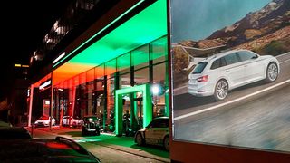 Die Auto & Service PIA GmbH hat in einem architektonisch anspruchsvollen Neubau die Marken welten von Skoda (im Vordergrund) ... (Foto: PIA)