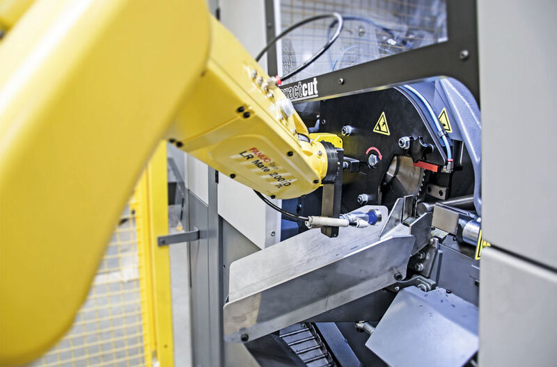 Mit Kuka hat Bomar ein Robotersystem entwickelt, das es erlaubt an die neue Exactcut TAC 75 nachfolgende Bearbeitungsprozesse leichter anzubinden. (Bild: Bomar)