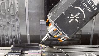 Mit  Verfahrwegen von 2600 mm × 750 mm × 695 mm (X/Y/Z) ist die Tiltenta 7-2600 von Hedelius die größte Fräsmaschine bei der Bathon GmbH, wo sie sehr individuell eingesetzt wird.  (Hedelius)