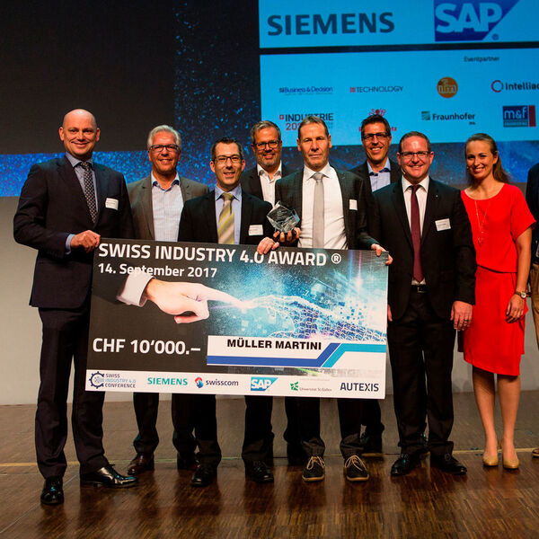 Anlässlich der von über 300 Fachpersonen besuchten Swiss Industry 4.0 Conference wurde in zweiter Auflage der Swiss Industry 4.0 Award an Müller Martini AG vergeben. (Andre Urech)