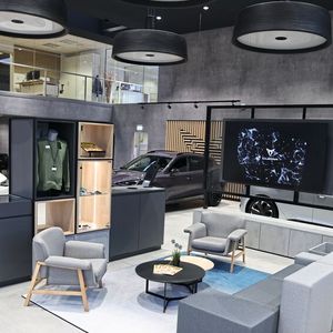 Der neue Showroom folgt – natürlich – der inzwischen bekannten Beton-Holz-Bronze-Optik von Cupra.(Bild:  Hahn Automobile)