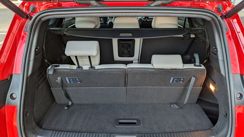 Das Zeitfenster für die Nutzung der dritten Reihe ist damit ziemlich klein: Bis 1,50 Meter Körpergröße besteht Kindersitzpflicht, ab 1,60 Meter dürfte es ganz hinten aber ziemlich eng werden. Doch für die Fahrt vom Fußballplatz nach Hause sollte es reichen. (Bild: Rosenow – VCG)