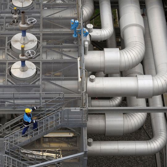Wenn die Erdgasversorgung nicht unter etwa die Hälfte des maximalen Bedarfs fällt, kann BASF laut Konzernchef Martin Brudermüller den Verbund in Ludwigshafen mit reduzierter Last weiterbetreiben. Wenn die Erdgasversorgung nicht unter etwa die Hälfte des maximalen Bedarfs fällt, kann BASF laut Konzernchef Martin Brudermüller den Verbund in Ludwigshafen mit reduzierter Last weiterbetreiben.