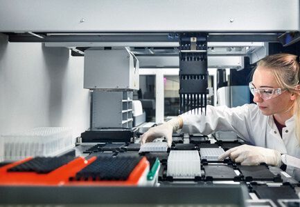 Hochdurchsatz-Pipettier- und Messroboter (Tecan Fluent). Mit dem Gerät untersuchen Forschende des Leibniz-Instituts, auf welche Geruchsstoffe menschliche Geruchsrezeptoren reagieren. (Bild:  Leibniz-LSB@TUM, Fotograf: J. Krpelan)