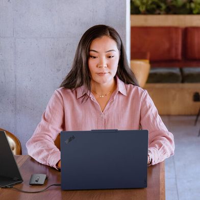 Bisher waren Thinkpads grundsätzlich schwarz. Auf dem MWC stellt Lenovo nun Geräte vor, die auch in Cosmic Blue auf den Markt kommen. Hier ist das T14s Gen 7 mit dem ebenfalls auf dem MWC vorgestellten AMD Ryzen AI Pro 400 zu sehen. (Bild: Lenovo)