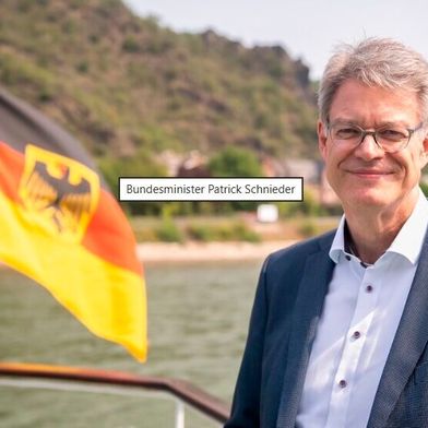 Bundesverkehrsminister Patrick Schnieder will zu einer klimafreundlichen Binnenschifffahrt beitragen.  (Bild: BMV | Sebastian Woithe)