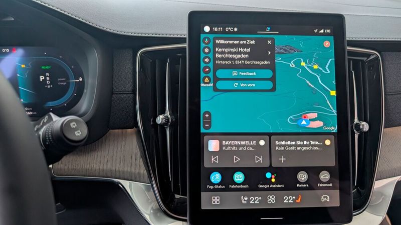 5. Die Bedienung: Das überarbeitete Android-Automotive-Infotainmentsystem zählt zu den größten Neuerungen im XC90. Dank seiner integrierten Google-Services wie Google Maps, dem Google Assistenten oder dem Google-Playstore findet man sich schnell zurecht. Obgleich sich über den 11,2 Zoll großen, aufgesetzten Touchscreen eine Fülle an Funktionen steuern lässt, sind die Anordnung und die Menüführung weitestgehend selbsterklärend.  (Bild: Mauritz – VCG)