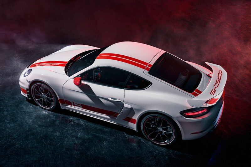 Den 718 Cayman GT4 Sports Cup Edition bietet Porsche ausschließlich in Weiß oder Schwarz an. In beiden Fällen gibt es rote Rallyestreifen. (Porsche)