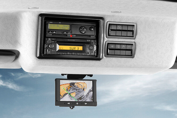 Durch die Freisichtkabine und das neue Frontkamera-Monitorsystem des neuen Unimog wird die Sicht auf die Fahrbahn und die Geräte zusätzlich verbessert. (Foto: Daimler)
