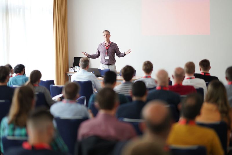 FPGA Conference Europe 2022: Über 70 Sprecher, 100 Vorträge und über 250 Teilnehmer – nach zwei Jahren mit Corona-bedingten Digitalkonferenzen fand die dreitägige FPGA Conference vom 5. bis 7. Juli 2022 endlich wieder als Präsenzveranstaltung statt. Besondere Highlights waren die spannende Keynote von Nick Ni von AMD/Xilinx, die interessante Couchtalk-Expertenrunde, der traditionelle BBQ-Grillabend sowie die vielen glücklichen Gewinner der Verlosungsaktionen.  (Bild: Nadine Stegemann)