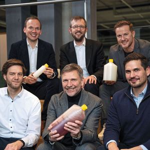 Familienunternehmen Bürkert Fluid Control Systems investiert in Startup Green Elephant Biotech, (v.l.) Felix Wollenhaupt (Geschäftsführer und Gründer Green Elephant Biotech), Dr. Joel Eichmann (Geschäftsführer und Gründer Green Elephant Biotech), Georg Stawowy (CEO Bürkert).(Bild:  Bürkert Fluid Control Systems)