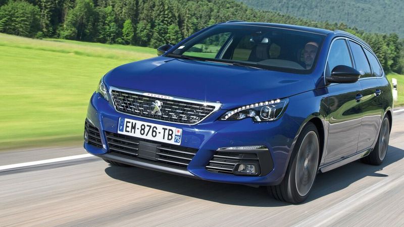 Die Kombiversion des neuen Peugeot 308 kommt im Sommer – im Auslauf bieten Händler das aktuelle Modelle (im Bild) mit bis zu 34 Prozent Nachlass im Netz an.(Bild:  Hersteller)