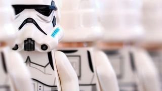 Die abgegrenzten Serviceeinheiten in einer Microservices-Architektur müssen richtig interagieren und aufeinander abgestimmt werden. (aitoff)