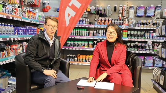 Lars Heyne, Geschäftsführer Transformation bei ATU, und Le Thi Thu Trang, CEO von VinFast Europe, haben den Kooperationsvertrag beider Unternehmen unterzeichnet.(Bild:  ATU)