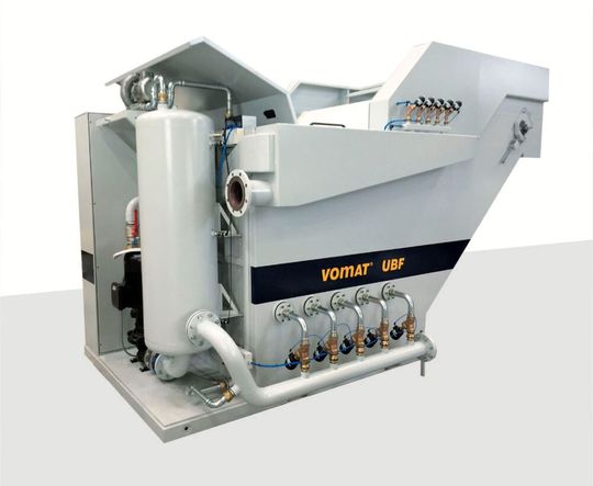 Egal, ob Feinstfiltration von wasserlöslichen, vollsynthetischen KSS, Emulsionen oder abrieb- respektive spänekontaminierten Ölen – mit dem Unterdruckbandfilter UBF von Vomat steht ein leistungsstarkes System bereit, das Schleifrückstände aus den unterschiedlichsten Schmier- und Kühlschmiermitteln, energieeffizient herausholt.(Bild:  Vomat)