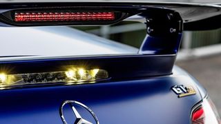 Der AMG GT R Roadster ist ein wahres Aerodynamik-Genie – zu sehen gibt es ihn auf dem Autosalon in Genf. (Daimler)