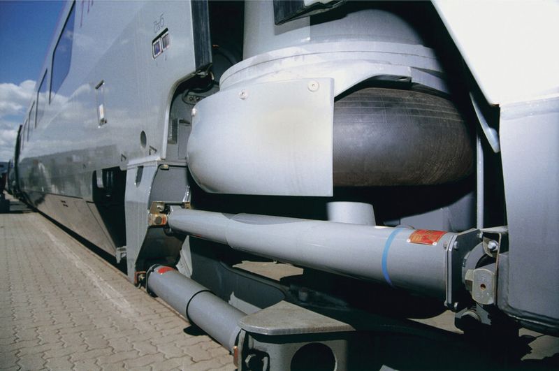 Seit Januar 2012 verfügt ContiTech Air Spring Systems über das weltweit einzige Prüflabor für Luftfedersysteme in Schienenfahrzeugen, dessen Unabhängigkeit offiziell mit einer Akkreditierungsurkunde bestätigt wurde. Für das Labor sind zwölf für die Bahnindustrie wichtige Prüfverfahren nach DIN EN ISO/ IEC 17025 akkreditiert. (Bild: ContiTech)